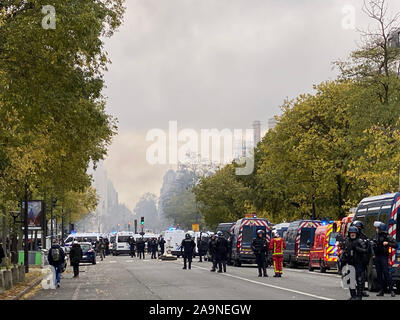 Paris, France. 16 Nov, 2019. Policiers et pompiers sont vus au cours de la démonstration Gilet jaune à Place d'Italie dans le 13ème arrondissement, Paris, France, 16 novembre 2019. La violence a éclaté samedi à Paris où jaune circulation ont organisé une nouvelle action pour marquer son premier anniversaire au milieu de l'agitation sociale continue sur le Président Emmanuel Macron, réformes économiques. Credit : Kong Fan/Xinhua/Alamy Live News Banque D'Images