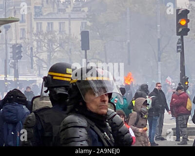 Paris, France. 16 Nov, 2019. Les policiers sont vus au cours de la démonstration Gilet jaune à Place d'Italie dans le 13ème arrondissement, Paris, France, 16 novembre 2019. La violence a éclaté samedi à Paris où jaune circulation ont organisé une nouvelle action pour marquer son premier anniversaire au milieu de l'agitation sociale continue sur le Président Emmanuel Macron, réformes économiques. Credit : Kong Fan/Xinhua/Alamy Live News Banque D'Images