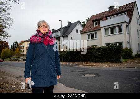 Bielefeld, Allemagne. 13 Nov, 2019. Rosa résident Rosinski se tient juste en face de sa maison le Schlosshofstraße à Bielefeld. Schlosshofstrasse est actuellement en cours de rénovation et les résidents s'en partager les coûts. Depuis la ville de Bielefeld classifie la rue comme une rue résidentielle, les contributions pour les propriétaires sera particulièrement élevé. (Dpa 'La pomme de discorde la contribution de la construction routière - retraités soucieux pour la sécurité') Crédit : David Inderlied/dpa/Alamy Live News Banque D'Images