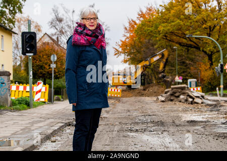 Bielefeld, Allemagne. 13 Nov, 2019. Rosa résident Rosinski se place en avant du site de construction en Schlosshofstraße à Bielefeld. Schlosshofstrasse est actuellement en cours de rénovation et les résidents s'en partager les coûts. Depuis la ville de Bielefeld classifie la rue comme une rue résidentielle, les contributions pour les propriétaires sera particulièrement élevé. (Dpa 'La pomme de discorde la contribution de la construction routière - retraités soucieux pour la sécurité') Crédit : David Inderlied/dpa/Alamy Live News Banque D'Images