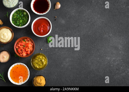 Assortiment de sauces. Ensemble de diverses sauces. Sauces populaires dans des bols, vue du dessus, copiez l'espace. Les sauces faites maison ou dip. Banque D'Images