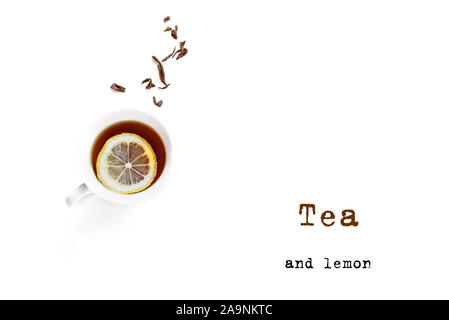 Tasse à thé citron et feuilles de thé sec isolé sur fond blanc. Thé noir au citron. Banque D'Images