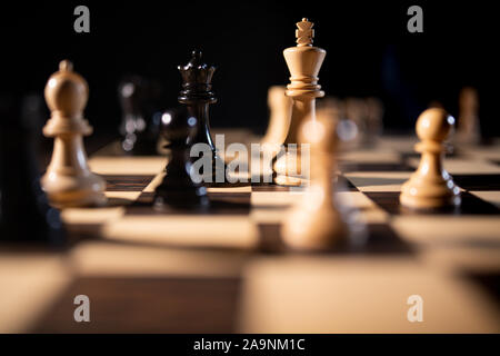 Close up des pièces d'échecs sur un échiquier, représentant Stratégie et tactique Banque D'Images