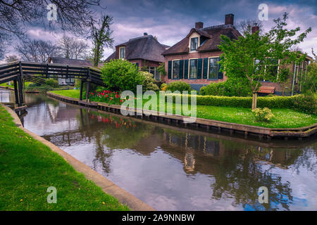 Village touristique fabuleux avec d'étroits canaux d'eau. Maisons de chaume mignon avec jardins dans le village de Giethoorn, Pays-Bas, Europe Banque D'Images
