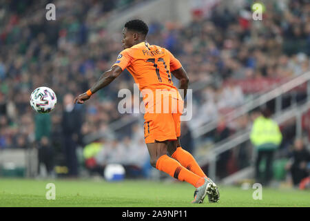 16 novembre 2019 ; Windsor Park, Belfast, County Antrim, Northern Ireland ; European Championships 2020 Qualificatif, l'Irlande du Nord et aux Pays-Bas ; Netherland's Quincy Promes apporte la balle sous son contrôle - usage éditorial Banque D'Images