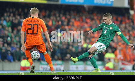 16 novembre 2019 ; Windsor Park, Belfast, County Antrim, Northern Ireland ; European Championships 2020 Qualificatif, l'Irlande du Nord et aux Pays-Bas ; l'Irlande du Nord, Steven Davis passe le ballon en avant - usage éditorial Banque D'Images