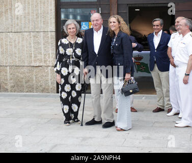 Les rois d'Espagne Juan Carlos I et Sofia posant avec le nourrisson Elena à l'entrée du Royal Club Nautique de Sanxenso sur juillet 12,2019 Banque D'Images