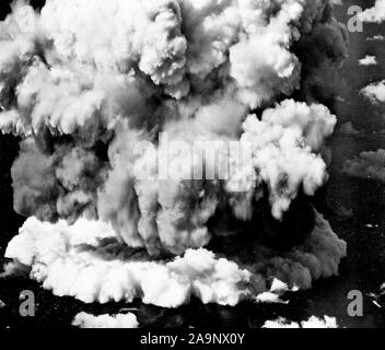 L'énergie atomique explosion expérimentale ca. 1940 ou 1950 Banque D'Images