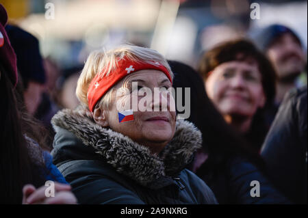 Prague, République tchèque. 16 Nov, 2019. Une femme avec un drapeau de la République tchèque en peinture son visage pendant la manifestation.un jour avant les célébrations officielles du 30e anniversaire de la révolution de velours des milliers de protestation réclamant la démission du Premier Ministre de la République tchèque, Andrej Babis. Les millions d'instants pour la démocratie (organisateurs) définir un ultimatum pour la PM, Andrej Babis lui demandant de retirer son conflit d'intérêts, se débarrasser de la société Agrofert et rejeter le ministre de la Justice, Marie Benesova ou démissionner lui-même. Credit : SOPA/Alamy Images Limited Live News Banque D'Images