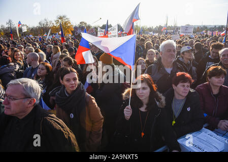 Prague, République tchèque. 16 Nov, 2019. Une femme brandit une drapeaux pendant la manifestation.un jour avant les célébrations officielles du 30e anniversaire de la révolution de velours des milliers de protestation réclamant la démission du Premier Ministre de la République tchèque, Andrej Babis. Les millions d'instants pour la démocratie (organisateurs) définir un ultimatum pour la PM, Andrej Babis lui demandant de retirer son conflit d'intérêts, se débarrasser de la société Agrofert et rejeter le ministre de la Justice, Marie Benesova ou démissionner lui-même. Credit : SOPA/Alamy Images Limited Live News Banque D'Images