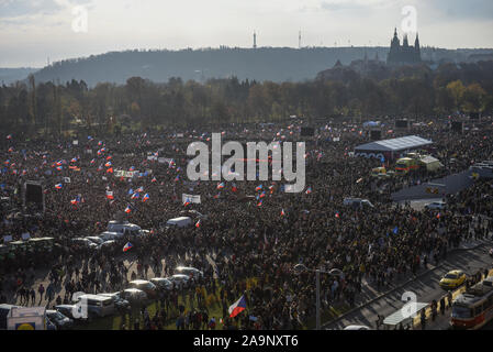 Prague, République tchèque. 16 Nov, 2019. Foule de manifestants avec des drapeaux, des banderoles et des pancartes pendant la manifestation.un jour avant les célébrations officielles du 30e anniversaire de la révolution de velours des milliers de protestation réclamant la démission du Premier Ministre de la République tchèque, Andrej Babis. Les millions d'instants pour la démocratie (organisateurs) définir un ultimatum pour la PM, Andrej Babis lui demandant de retirer son conflit d'intérêts, se débarrasser de la société Agrofert et rejeter le ministre de la Justice, Marie Benesova ou démissionner lui-même. Credit : SOPA/Alamy Images Limited Live News Banque D'Images