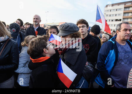 Prague, République tchèque. 16 Nov, 2019. Une femme épouse un enfant avec les drapeaux pendant la manifestation.un jour avant les célébrations officielles du 30e anniversaire de la révolution de velours des milliers de protestation réclamant la démission du Premier Ministre de la République tchèque, Andrej Babis. Les millions d'instants pour la démocratie (organisateurs) définir un ultimatum pour la PM, Andrej Babis lui demandant de retirer son conflit d'intérêts, se débarrasser de la société Agrofert et rejeter le ministre de la Justice, Marie Benesova ou démissionner lui-même. Credit : SOPA/Alamy Images Limited Live News Banque D'Images