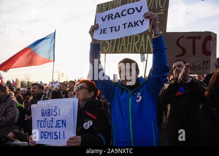 Prague, République tchèque. 16 Nov, 2019. Un homme est titulaire d'un placard pendant la manifestation.un jour avant les célébrations officielles du 30e anniversaire de la révolution de velours des milliers de protestation réclamant la démission du Premier Ministre de la République tchèque, Andrej Babis. Les millions d'instants pour la démocratie (organisateurs) définir un ultimatum pour la PM, Andrej Babis lui demandant de retirer son conflit d'intérêts, se débarrasser de la société Agrofert et rejeter le ministre de la Justice, Marie Benesova ou démissionner lui-même. Credit : SOPA/Alamy Images Limited Live News Banque D'Images