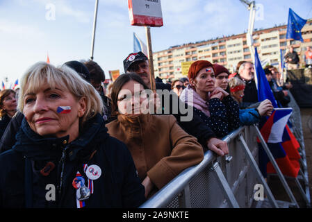 Prague, République tchèque. 16 Nov, 2019. Une femme avec un drapeau de la République tchèque en peinture son visage pendant la manifestation.un jour avant les célébrations officielles du 30e anniversaire de la révolution de velours des milliers de protestation réclamant la démission du Premier Ministre de la République tchèque, Andrej Babis. Les millions d'instants pour la démocratie (organisateurs) définir un ultimatum pour la PM, Andrej Babis lui demandant de retirer son conflit d'intérêts, se débarrasser de la société Agrofert et rejeter le ministre de la Justice, Marie Benesova ou démissionner lui-même. Credit : SOPA/Alamy Images Limited Live News Banque D'Images