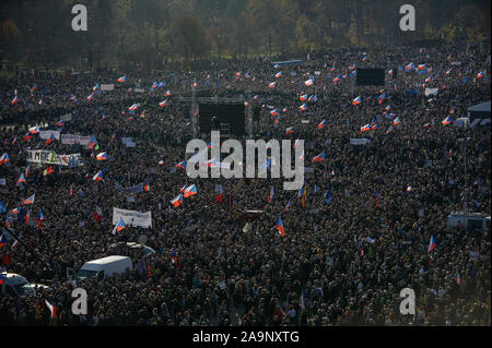 Prague, République tchèque. 16 Nov, 2019. Foule de manifestants avec des drapeaux, des banderoles et des pancartes pendant la manifestation.un jour avant les célébrations officielles du 30e anniversaire de la révolution de velours des milliers de protestation réclamant la démission du Premier Ministre de la République tchèque, Andrej Babis. Les millions d'instants pour la démocratie (organisateurs) définir un ultimatum pour la PM, Andrej Babis lui demandant de retirer son conflit d'intérêts, se débarrasser de la société Agrofert et rejeter le ministre de la Justice, Marie Benesova ou démissionner lui-même. Credit : SOPA/Alamy Images Limited Live News Banque D'Images