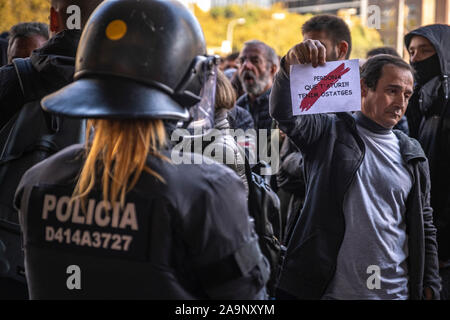 Barcelone, Espagne. 16 Nov, 2019. Un manifestant est titulaire d'une plaque-étiquette des excuses aux voyageurs désolé de vous interrompre, mais nous avons des otages pendant la manifestation.Des centaines de manifestants pour l'indépendance de la Catalogne se sont réunis à la gare de Sants pour paralyser la longue distance appelé par des comités de défense de la République (CDR) Credit : SOPA/Alamy Images Limited Live News Banque D'Images