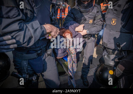 Barcelone, Espagne. 16 Nov, 2019. Une femme âgée est mené par le police catalane de la gare pendant la manifestation.Des centaines de manifestants pour l'indépendance de la Catalogne se sont réunis à la gare de Sants pour paralyser la longue distance appelé par des comités de défense de la République (CDR) Credit : SOPA/Alamy Images Limited Live News Banque D'Images