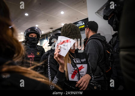 Barcelone, Espagne. 16 Nov, 2019. Un manifestant est expulsé par les agents de police tout en tenant une pancarte lors de la démonstration.Des centaines de manifestants pour l'indépendance de la Catalogne se sont réunis à la gare de Sants pour paralyser la longue distance appelé par des comités de défense de la République (CDR) Credit : SOPA/Alamy Images Limited Live News Banque D'Images