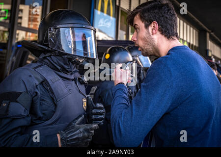 Barcelone, Espagne. 16 Nov, 2019. Un voyageur fait valoir avec un agent de police lors de la manifestation.Des centaines de manifestants pour l'indépendance de la Catalogne se sont réunis à la gare de Sants pour paralyser la longue distance appelé par des comités de défense de la République (CDR) Credit : SOPA/Alamy Images Limited Live News Banque D'Images