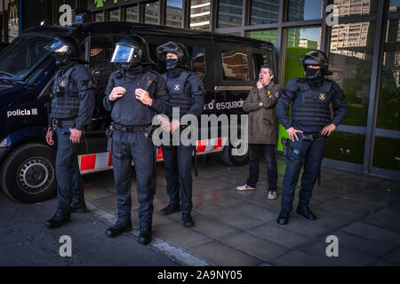 Barcelone, Espagne. 16 Nov, 2019. Un manifestant est détenu par les agents de police pour l'identification pendant la manifestation.Des centaines de manifestants pour l'indépendance de la Catalogne se sont réunis à la gare de Sants pour paralyser la longue distance appelé par des comités de défense de la République (CDR) Credit : SOPA/Alamy Images Limited Live News Banque D'Images