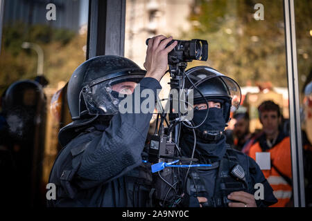 Barcelone, Espagne. 16 Nov, 2019. Les agents de police enregistre les images des manifestants pendant la manifestation.Des centaines de manifestants pour l'indépendance de la Catalogne se sont réunis à la gare de Sants pour paralyser la longue distance appelé par des comités de défense de la République (CDR) Credit : SOPA/Alamy Images Limited Live News Banque D'Images