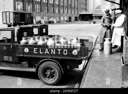 L'histoire de la Finlande - Elannon voiture du lait et produits laitiers personnel au quai de chargement. Derrière l'usine de pain Elona. ca. Années 1920 ou 1930 Helsinki Banque D'Images