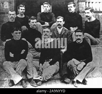 Photo de Dr James Naismith avec sa première équipe de basket-ball Banque D'Images