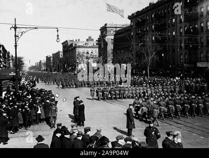 Photos de la PREMIÈRE GUERRE MONDIALE - de couleur / African American troupes - New York célèbre les soldats de couleur Retour à la maison. 369e d'infanterie, connu sous le nom de "Combats 15e,' retour de France où ils ont eux-mêmes couverts de gloire, basculer vers le haut Lenox Avenue, New York City, et recevoir la bienvenue ca. 1918-1919 Banque D'Images