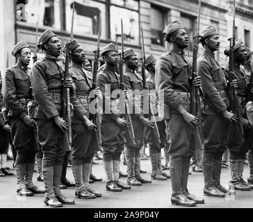 Photos de la PREMIÈRE GUERRE MONDIALE - de couleur / African American troupes - 367e Regiment d'infanterie, le ', buffles, présenté avec des couleurs. La "Buffles" qui chante l'hymne national en face de l'Union League Club, New York City ca. 1918 Banque D'Images