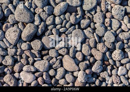 La texture des cailloux de lave sur une plage onear les îles éoliennes, Vulcano, Stromboli Banque D'Images