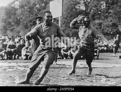 Photos de la PREMIÈRE GUERRE MONDIALE - de couleur / African American troupes - les soldats américains donnent le sport américain manifestation à Londres ca. 1918 Banque D'Images