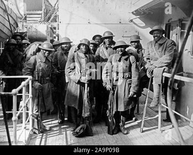 Photos de la PREMIÈRE GUERRE MONDIALE - de couleur / African American troupes - célèbre régiment de couleur arrive à la maison sur la France. Héros de la 369e (ancien 15e) New York, première de l'infanterie couleur Col1l Hayward's command retour à ce pays, prêts d'écorcer à Hoboken, N.J. ca. 2/10/1919 Banque D'Images