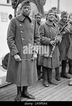 Photos de la PREMIÈRE GUERRE MONDIALE - de couleur africaine / les troupes américaines - de Couleur Jazz Band et leader de retour avec 15e couleur New York ca. 1918-1919 Banque D'Images