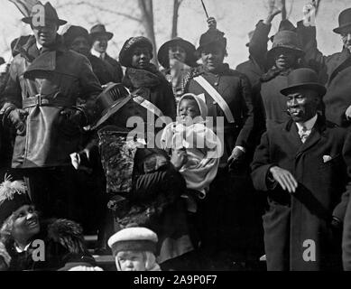 Photos de la PREMIÈRE GUERRE MONDIALE - de couleur / African American troupes - Parents et amis l'acclamant 369l'infanterie comme le Col de parade. New York City's population métisse s'est avéré pour saluer les héros de la 369e d'infanterie, l'ancien 15e de la ville de New York, coloré des combattants qui a obtenu toutes les gloires de la guerre en France 17/02/1919 Banque D'Images