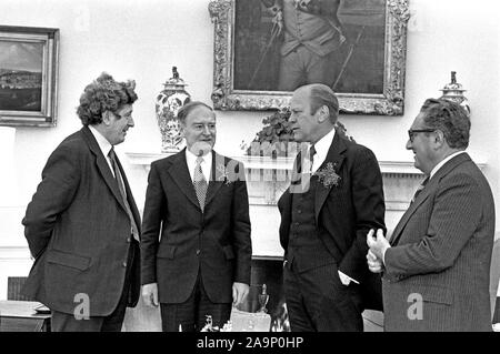 1976, 17 Mars - Salle Bleue - La Maison Blanche - Gerald R. Ford, Liam Cosgrave, Garret FitzGerald, Henry Kissinger - debout, parler près de cheminée Banque D'Images