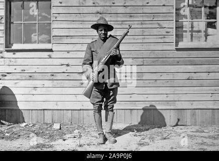 Photos de la PREMIÈRE GUERRE MONDIALE - les troupes américaines d'Afrique / Couleur Couleur - membre du bataillon de téléphone et de télégraphe au Camp Upton, Long Island ca. 1918 Banque D'Images