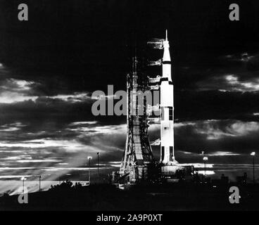 (Novembre 1972) --- les projecteurs illuminent cette scène de nuit au Pad, un complexe de lancement 39, Centre Spatial Kennedy, en Floride, montrant le véhicule spatial Apollo 17 pendant les préparatifs. prelaunch Banque D'Images