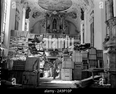 Légende originale : 24 avril 1945 - Français butin stocké à l'église à Ellingen, Allemagne trouvés par les troupes de la 3 armée américaine. Banque D'Images