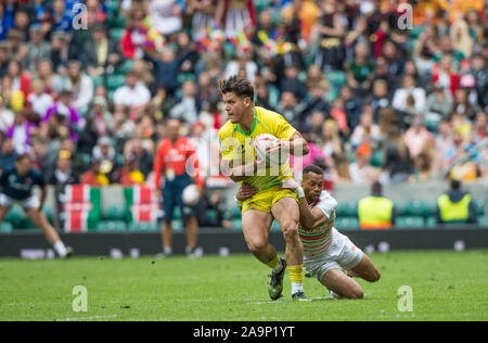 Twickenham, Surrey Royaume-Uni. Simon australienne, KENNEWELL abordés par englands Dan NORTON, au cours de la piscine D, l'Angleterre contre l'Australie, au "London HSBC 2017 Rugby à 7', le samedi 20/05/2017 RFU. Le stade de Twickenham, Angleterre [crédit obligatoire Peter SPURRIER/Intersport Images] Banque D'Images