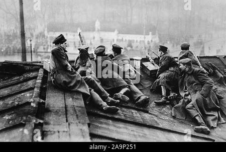 La Révolution allemande - Spartacus soldats prêts à faire feu sur les civils dans le Tiergarten, Berlin, Allemagne ca. 1919 Banque D'Images