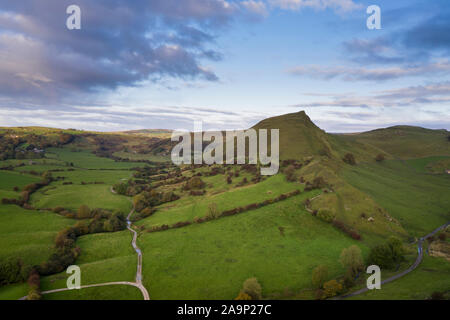 Belle image de paysage drone aérien Peak District campagne au lever du soleil sur l'automne matin d'automne Banque D'Images