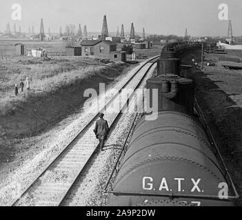 Un réservoir en acier durci à partir de l'huile de transport ferroviaire les puits dans le champ de Yale dans l'Oklahoma à la raffinerie. Chaque voiture contient 10, 000 gallons. La production annuelle d'huile minérale dans les États-Unis est d'environ 11 milliards de gallons, soit 65 pour cent de la production mondiale. 25 mars, 1918 Banque D'Images