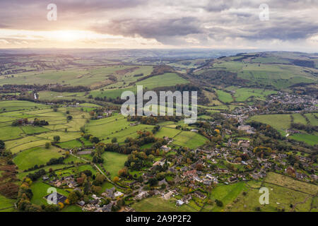 Beau paysage d'automne automne drone aérien droit de vue sur la campagne de bord Curbar Peak District en Angleterre au coucher du soleil Banque D'Images