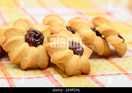 Groupe des cookies faits maison avec de la confiture sur la nappe close up Banque D'Images