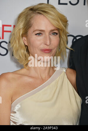 Los Angeles, USA. 17 novembre, 2019. Gillian Anderson 032 assiste à la "la Couronne" premiere pendant le Festival de 2019 présenté par Audi au théâtre chinois de Grauman le 16 novembre 2019 à Hollywood, Californie. Credit : Tsuni/USA/Alamy Live News Banque D'Images