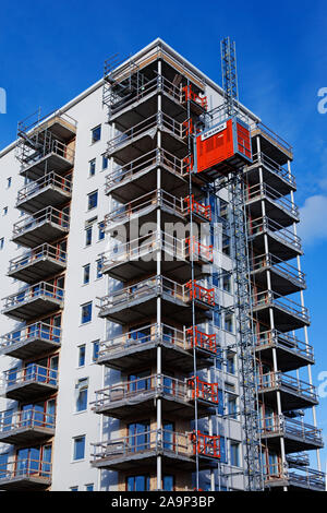 Umea, Suède - 5 septembre 2019 : nouvelle maison moderne en construction près de la rivière Banque D'Images