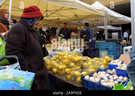 Les acheteurs de l'examen et de la sélection des fruits et légumes au marché du Midi, open air dimanche marché en dehors de la gare Bruxelles Midi Banque D'Images