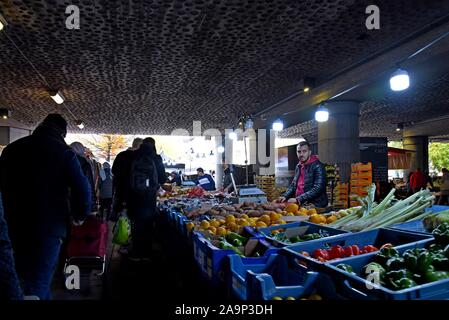 Les acheteurs de l'examen et de la sélection des fruits et légumes au marché du Midi, open air dimanche marché en dehors de la gare Bruxelles Midi Banque D'Images