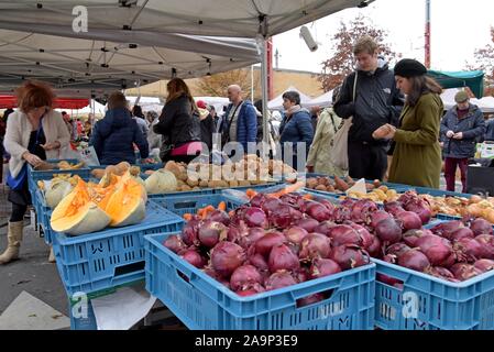 Les acheteurs de l'examen et de la sélection des fruits et légumes au marché du Midi, open air dimanche marché en dehors de la gare Bruxelles Midi Banque D'Images