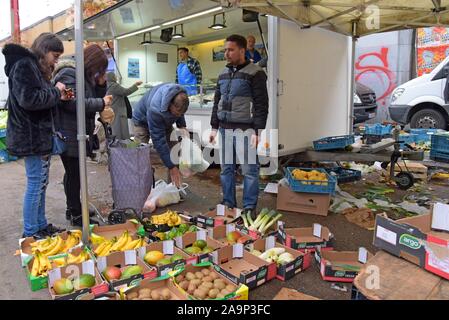 Les acheteurs de l'examen et de la sélection des fruits et légumes au marché du Midi, open air dimanche marché en dehors de la gare Bruxelles Midi Banque D'Images